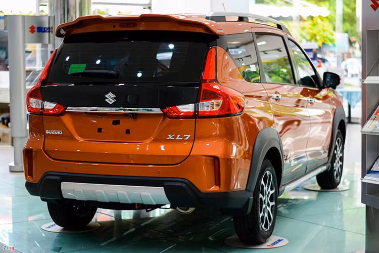 Suzuki XL7 hiện có giá 599 đến 639 triệu đồng cho 3 phiên bản bán ra, nhưng thực tế người dùng có thể mua với giá thấp hơn tùy chính sách đại lý nhưng sự xuất hiện của bộ đôi Toyota Veloz Cross và Avanza Premio đã làm giảm đi sức cạnh tranh của mẫu xe này. 