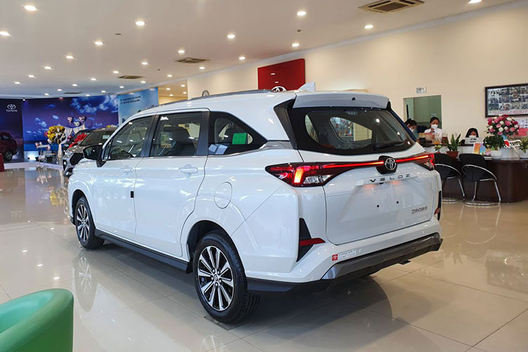Toyota Veloz Cross 2022 được nhập khẩu nguyên chiếc từ Indonesia và có giá niêm yết 658 triệu đồng cho bản CVT, 698 triệu đồng cho bản 698 triệu đồng. Toyota Veloz Cross 2022 chỉ có 1 loại động cơ là máy xăng 4 xi-lanh, dung tích 1.5L, tạo ra công suất tối đa 105 mã lực và mô-men xoắn cực đại 138 Nm. Kết hợp với động cơ là hộp số biến thiên vô cấp CVT mới.