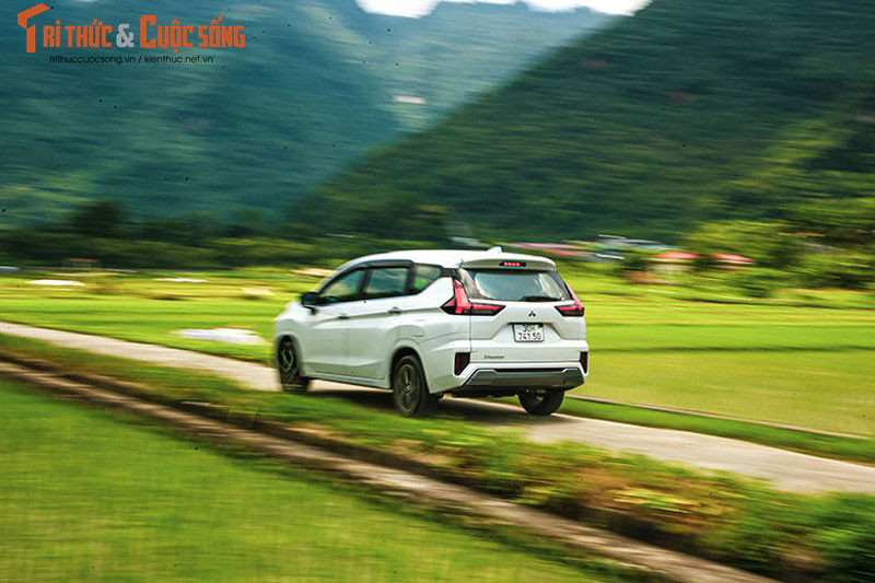 Mitsubishi Xpander sở hữu ngoại thất thu hút, năng động và có phần trẻ trung hơn so với những mẫu xe MPV trước đây. Xe sử dụng khối động cơ xăng 4 xi-lanh, DOHC 16 van, dung tích 1.5L, sản sinh công suất tối đa 105 mã lực tại vòng tua máy 6.000 vòng/phút và mô-men xoắn cực đại 141 Nm tại tua máy 4.000 vòng/phút. Đi cùng với đó là hệ dẫn động cầu trước và hộp số tự động 4 cấp hoặc số sàn 5 cấp.