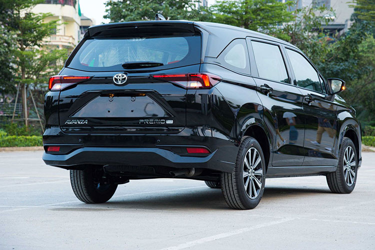 So với Veloz Cross, Toyota Avanza Premio 2022 có thiết kế kém bắt mắt hơn và trang bị tiện nghi, an toàn cũng nghèo nàn hơn. Mức giá của Toyota Avanza Premio 2022 bản tiêu chuẩn là 558 triệu đồng và bản cao cấp nhất là 598 triệu đồng.