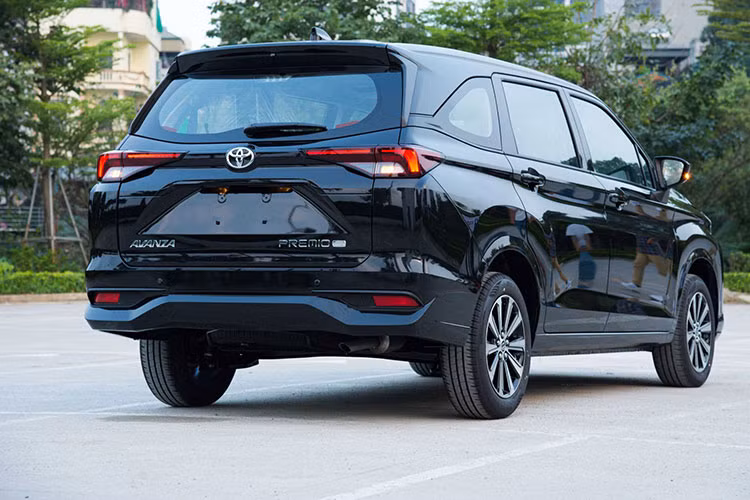 So với Veloz Cross, Toyota Avanza Premio 2022 có thiết kế kém bắt mắt hơn và trang bị tiện nghi, an toàn cũng nghèo nàn hơn. Mức giá của Toyota Avanza Premio 2022 bản tiêu chuẩn là 558 triệu đồng và bản cao cấp nhất là 598 triệu đồng.