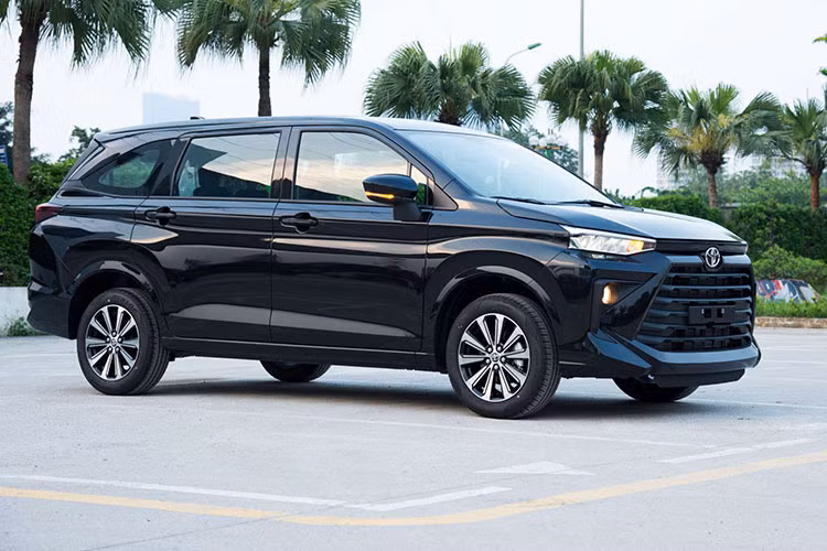 Vị trí thứ 4 thuộc về mẫu xe “anh em” của Toyota Veloz là Avanza Premio. Số lượng xe Toyota Avanza Premio 2022 bán ra trong tháng 10/2022 có sự gia tăng so với tháng trước, đạt 573 xe, nâng tổng doanh số trong năm 2022 đến thời điểm hiện tại lên 2.856 xe.