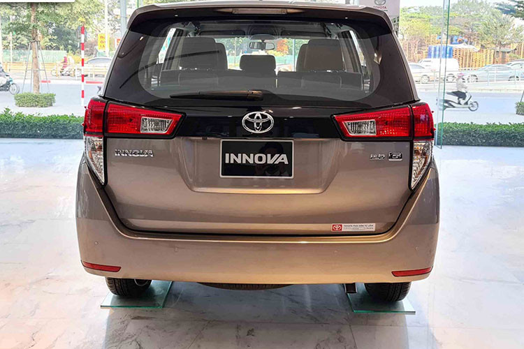 Hiện Toyota Innova tại Việt Nam đang được bán ra với 4 phiên bản E, G, Venturer và V với mức giá dao động từ 750 - 989 triệu đồng. Các phiên bản đều sử dụng động cơ xăng VVT-i 4 xi-lanh, DOHC, dung tích 2.0L, sản sinh công suất tối đa 102 mã lực và mô-men xoắn cực đại 183 Nm. Kết hợp với động cơ là hộp số tự động 6 cấp hoặc số sàn 5 cấp.