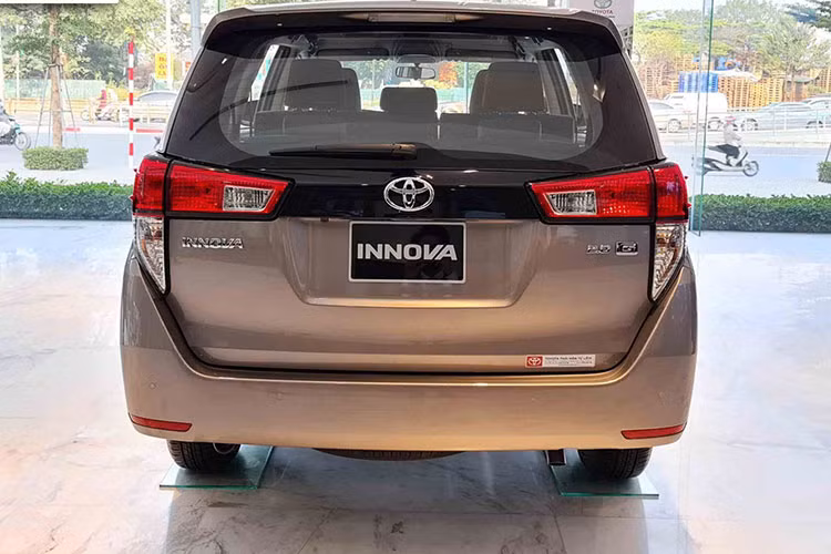 Hiện Toyota Innova tại Việt Nam đang được bán ra với 4 phiên bản E, G, Venturer và V với mức giá dao động từ 750 - 989 triệu đồng. Các phiên bản đều sử dụng động cơ xăng VVT-i 4 xi-lanh, DOHC, dung tích 2.0L, sản sinh công suất tối đa 102 mã lực và mô-men xoắn cực đại 183 Nm. Kết hợp với động cơ là hộp số tự động 6 cấp hoặc số sàn 5 cấp.