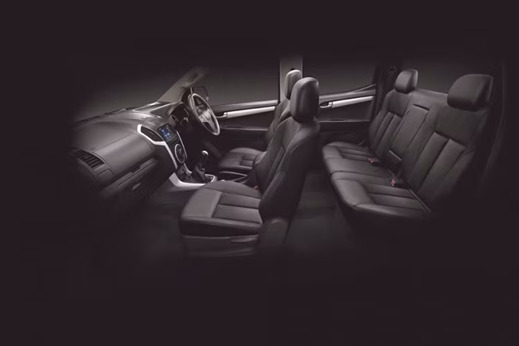 Isuzu D-Max 3.0 còn được trang bị tiện nghi và giải trí như; hệ thống điều hòa tự động, hệ thống âm thanh DVD màn hình cảm ứng 7inch, kết nối bluetooth/ipod/USB/AUX... ngoài ra, xe còn có camera lùi trang bị tiêu chuẩn nâng cao độ an toàn khi lùi và dừng, đỗ xe. 