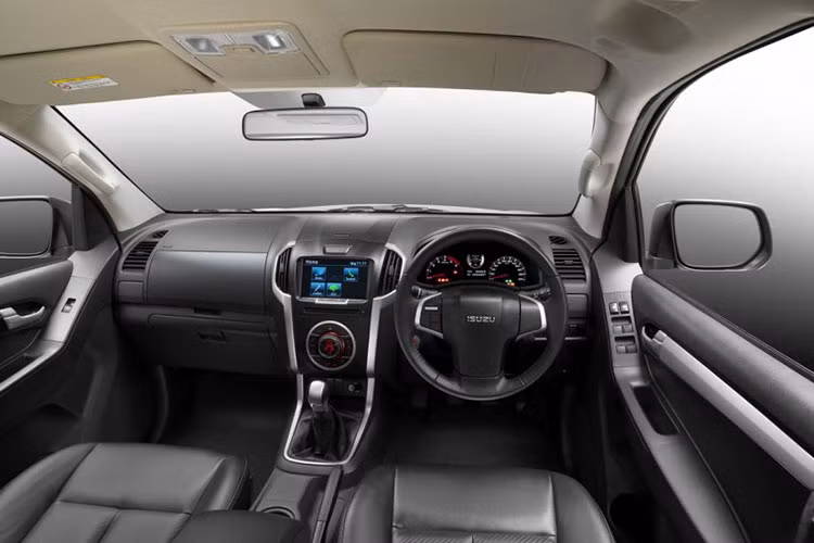  Bên cạnh trang bị động cơ mới, D-Max còn được chú trọng đến sự thoải mái và tiện nghi hơn. Toàn bộ ghế trong xe được bọc da cùng hệ thống ghế lái chỉnh điện 06 hướng, tạo cảm giác sang trọng và thoải mái.