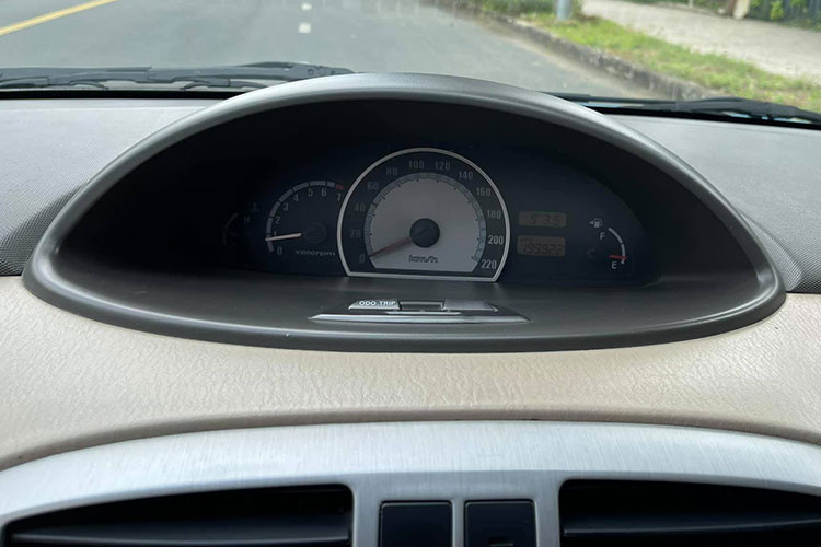 Cách bố trí bảng đồng hồ ở chính giữa thường thấy trên các dòng xe cùng đời, điển hình là Toyota Vios hay Yarys. Đây cũng là dòng xe duy nhất của Hyundai có kiểu thiết kế này. Trong khi đó đèn báo xăng, phanh tay, cấp số được gói gọn phía trước mặt tài xế.