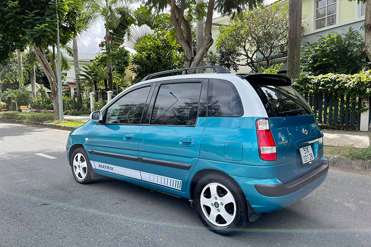 Hyundai Matrix có chiều cao 1.685 mm, cao hơn đối thủ Mitsubishi Grandis ở thời điểm đó (1.655 mm) nên không gian bên trong rộng rãi thoải mái. Xe sử dụng đèn pha halogen. Là một mẫu xe đời cũ, Matrix không có cốp điện nên người lái phải mở bằng chìa.