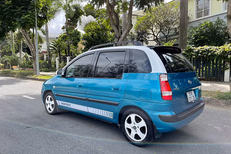Hyundai Matrix có chiều cao 1.685 mm, cao hơn đối thủ Mitsubishi Grandis ở thời điểm đó (1.655 mm) nên không gian bên trong rộng rãi thoải mái. Xe sử dụng đèn pha halogen. Là một mẫu xe đời cũ, Matrix không có cốp điện nên người lái phải mở bằng chìa.