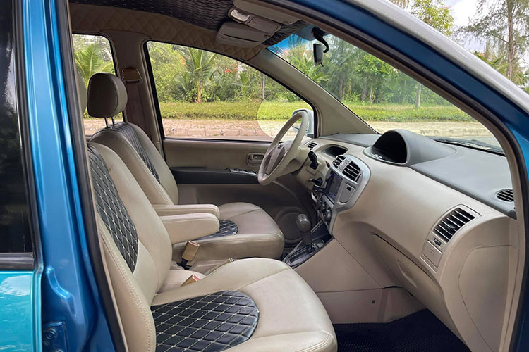 Được thiết kế theo kiểu xe đa dụng, hàng ghế sau của xe có không gian rộng rãi và thoáng nhờ không gian trên đầu lớn. Điểm trừ khi xe không có bệ tì tay cũng như cửa gió điều hòa cho hành khách ở khu vực này.