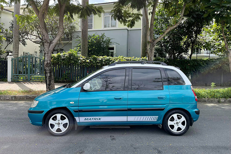 Thiết kế của Hyundai Matrix khá thân thiện nhờ các đường nét ở phần đầu xe khá giống Hyundai Getz - mẫu hatchback quen thuộc với người dùng Việt. Chiếc Hyundai Matrix đời 2005 tại Việt Nam này đã được chủ nhân sơn lại thành 2 tông màu, mâm trắng tạo thêm phong cách cho xe.