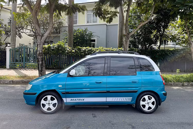 Thiết kế của Hyundai Matrix khá thân thiện nhờ các đường nét ở phần đầu xe khá giống Hyundai Getz - mẫu hatchback quen thuộc với người dùng Việt. Chiếc Hyundai Matrix đời 2005 tại Việt Nam này đã được chủ nhân sơn lại thành 2 tông màu, mâm trắng tạo thêm phong cách cho xe.