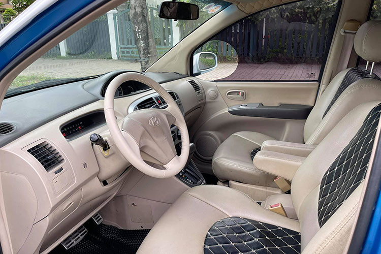 Bên trong nội thất của mẫu xe này sử dụng tông màu be sáng, tăng cảm giác về không gian. Trải qua 16 năm sử dụng, các chi tiết nhựa không tránh khỏi bị bạc màu. Là mẫu xe thế hệ cũ, vô lăng xe sơ sài không có phím chức năng. Các thông tin về xe như nhiệt độ, tốc độ, vòng tua máy được hiển thị trên đồng hồ analog nằm chính giữa.