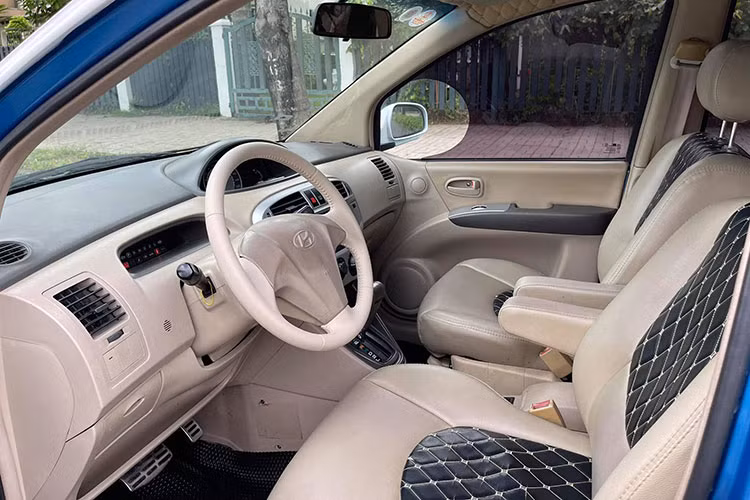 Bên trong nội thất của mẫu xe này sử dụng tông màu be sáng, tăng cảm giác về không gian. Trải qua 16 năm sử dụng, các chi tiết nhựa không tránh khỏi bị bạc màu. Là mẫu xe thế hệ cũ, vô lăng xe sơ sài không có phím chức năng. Các thông tin về xe như nhiệt độ, tốc độ, vòng tua máy được hiển thị trên đồng hồ analog nằm chính giữa.