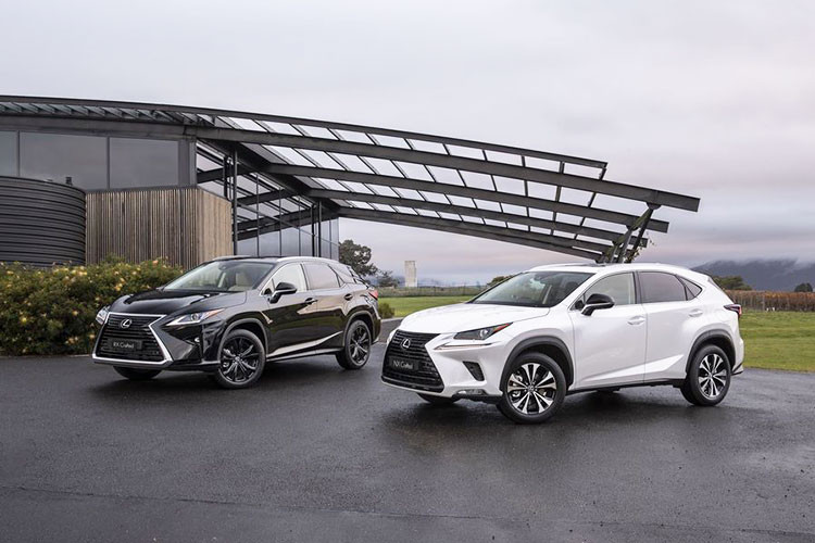Cụ thể, giá xe Lexus NX Crafted Edition bán ra từ 61.806 AUD (khoảng 1 tỷ đồng) và RX Crafted Edition có giá từ 79.888 AUD (khoảng 1,3 tỷ đồng). NX Crafted sẽ được cung cấp với hai bản 2WD và AWD của 300 và 300h, bổ sung các điểm nhấn màu đen thể thao trên lưới tản nhiệt và vỏ gương chiếu hậu ngoài.