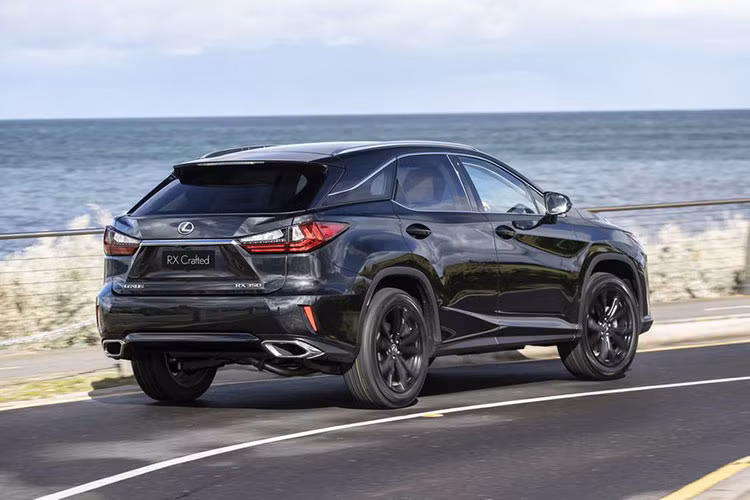 Cả Lexus NX và RX Crafted Edition mới đều được trang bị tiêu chuẩn bộ an toàn Lexus Safety System +, bao gồm hệ thống dự đoán tiền va chạm với tính năng phát hiện người đi bộ, phanh khẩn cấp tự động.