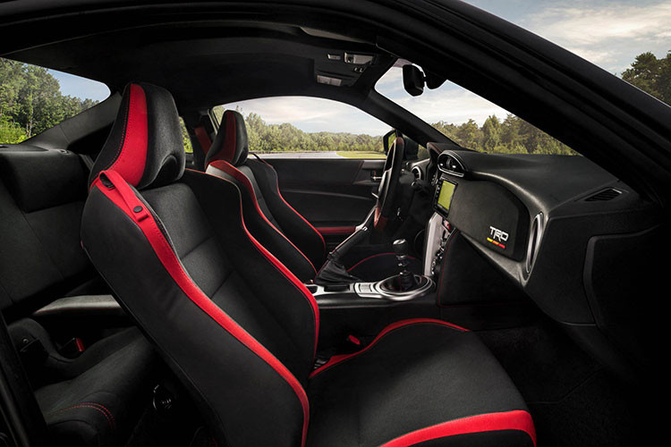 Trên bề mặt ghế còn được thêu chỉ đỏ nổi, đai an toàn cũng có màu đỏ. Logo TRD cùng với sọc 3 màu được thêu trên mặt táp lô trước mặt ghế phụ. Pedal nhôm, màn hình cảm ứng 7 inch cũng hiện diện.