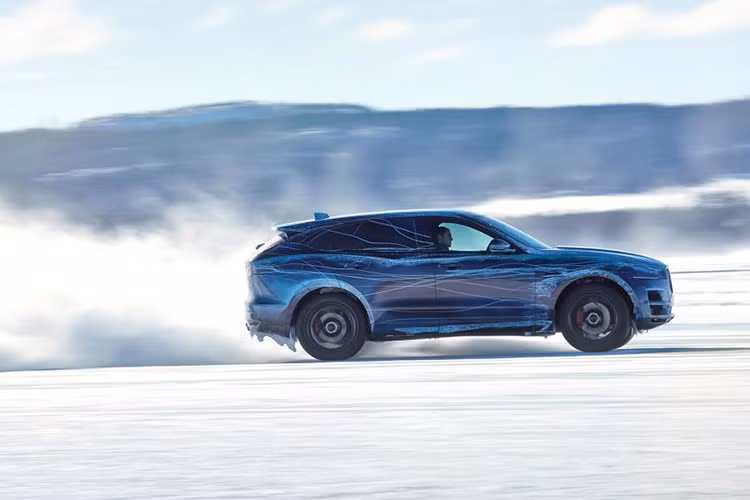 Nếu là một người có trí nhớ tốt hẳn sẽ thấy F-Pace là một phiên bản hoàn thiện hơn của C-X17 Concept đã được Jaguar giới thiệu cách đây hai năm.