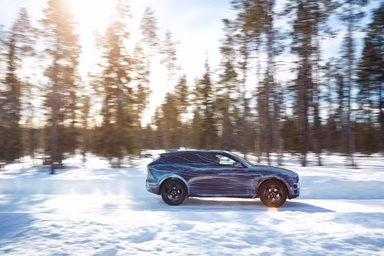 Jaguar đã phát hành loạt ảnh thử nghiệm F-Pace ở những nơi nóng nhất và lạnh nhất để chứng minh sự cứng cỏi của mẫu SUV mới. Mặc dù đang trong giai đoạn thử nghiệm nhưng Jaguar đã không ngần ngại phô bày gần như rõ ràng thiết kế của F-Pace.