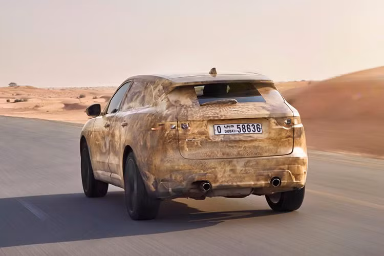 Trong khi đó ở vùng sa mạc thuộc Dubai, dưới cái nắng nóng lên đến hơn 50 độ C, Jaguar đã cho chiếc xe phơi nắng ngoài trời và ghi nhận nhiệt độ trong khoang xe lên hơn 70 độ C.