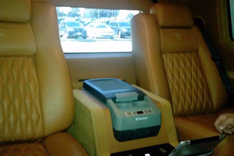 Nếu như về Việt Nam nếu tính cả thuế, phí thì số tiền chi trả cho nó phải tính bằng triệu USD (khoảng 50 tỷ đồng). Chưa kể thủ tục pháp lý để nhập xe bọc thép khá phức tạp và không phải cá nhân nào cũng được phép mua, nên việc nó xuất hiện tại Việt Nam hay không vẫn là một dấu ?