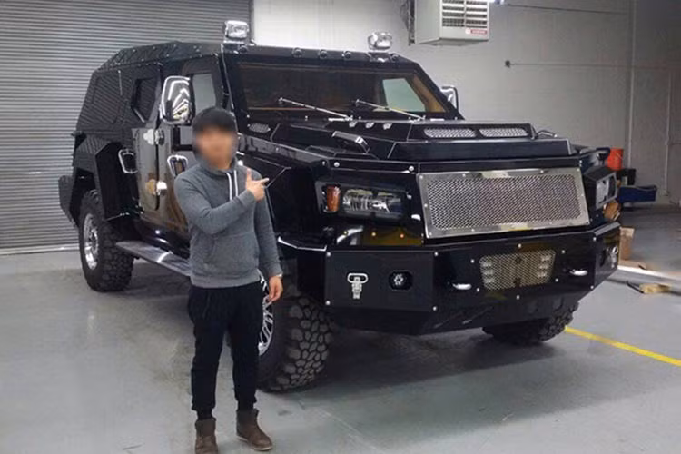 Trên diễn đàn otofun, thành viên Nghiêm Xuân Trường đã chia sẻ những bức hình về chiếc siêu SUV bọc thép Conquest Knight XV kèm lời giới thiệu xe sắp về Việt Nam.