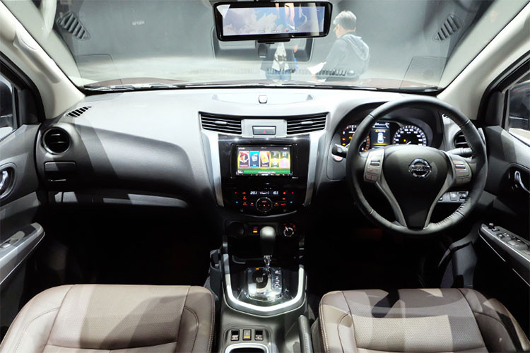 Bên trong Nissan Terra phiên bản mới xuất hiện của vô lăng 3 chấu đa chức năng, cửa gió điều hòa, mặt táp-lô được thiết kế công thái học và cụm điều khiển trung tâm đều được bê nguyên từ Navara sang Nissan Terra 2018. Khác với xe từng ra mắt tại Trung Quốc chỉ đi kèm nội thất 5 chỗ, Nissan Terra 2018 tại Thái Lan có 7 chỗ.