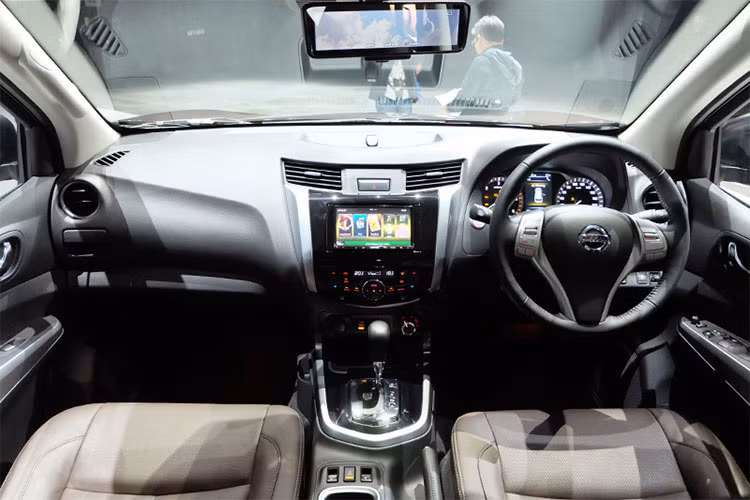 Bên trong Nissan Terra phiên bản mới xuất hiện của vô lăng 3 chấu đa chức năng, cửa gió điều hòa, mặt táp-lô được thiết kế công thái học và cụm điều khiển trung tâm đều được bê nguyên từ Navara sang Nissan Terra 2018. Khác với xe từng ra mắt tại Trung Quốc chỉ đi kèm nội thất 5 chỗ, Nissan Terra 2018 tại Thái Lan có 7 chỗ.