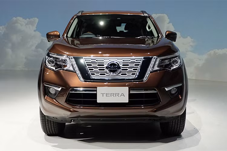 Bên ngoài, Nissan Terra sở hữu một số nét thiết kế quen thuộc, tương tự như xe bán tải Navara. Mẫu SUV sử dụng khung gầm sát-xi rời này được trang bị lưới tản nhiệt V-Motion đặc trưng của gia đình Nissan. Thêm vào đó là cụm đèn pha có thiết kế góc cạnh, chắn bùn phồng lên và nhiều chi tiết mạ crôm sáng bóng.