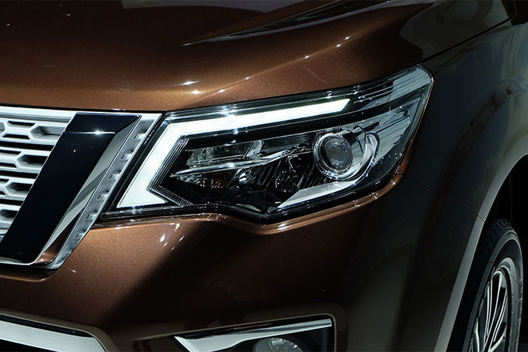 So với "người anh em chung nhà" Navara, Nissan Terra hoàn toàn mới chỉ có một số khác biệt trong thiết kế như cản va. Những bản trang bị cao cấp của Nissan Terra sẽ đi kèm đèn pha LED cùng một số chi tiết khác biệt.