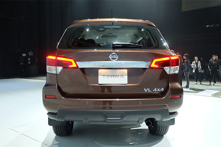 Vòng ra phía sau, bạn sẽ thấy phần thân vỏ đi kèm nhiều đường nét uốn lượn. Đáng tiếc là thiết kế đuôi xe của Nissan Terra khá đơn giản với thanh crôm cỡ lớn trên cửa cốp và cụm đèn hậu ôm trọn 2 góc, tuy nhiên bộ mâm mới thiết kế dạng hợp kim 18 inch đa chấu lại khá ấn tượng.