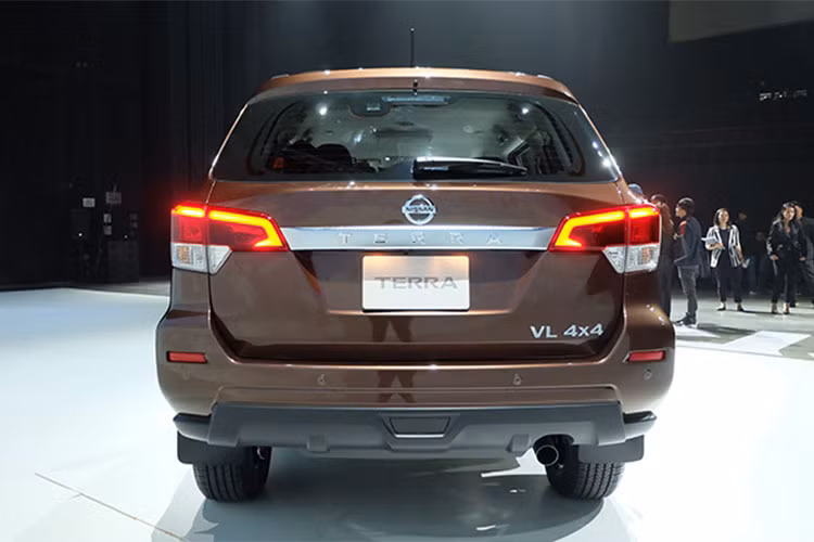 Vòng ra phía sau, bạn sẽ thấy phần thân vỏ đi kèm nhiều đường nét uốn lượn. Đáng tiếc là thiết kế đuôi xe của Nissan Terra khá đơn giản với thanh crôm cỡ lớn trên cửa cốp và cụm đèn hậu ôm trọn 2 góc, tuy nhiên bộ mâm mới thiết kế dạng hợp kim 18 inch đa chấu lại khá ấn tượng.