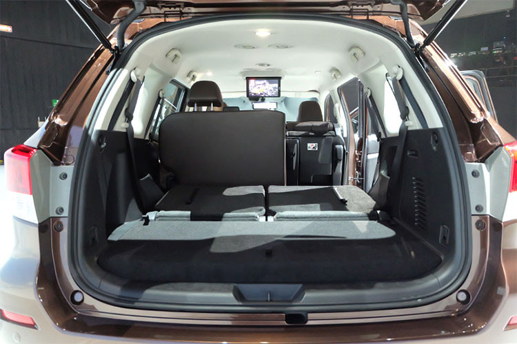 Chưa hết, Terra mới tại Thái Lan còn được trang bị khóa vi sai chống trượt, kính chắn gió cách âm. Trang bị an toàn với 6 túi khí, hệ thống chống bó cứng phanh ABS, EBD, trợ lực phanh, kiểm soát hành trình, hỗ trợ khởi hành ngang dốc... Riêng bản VL có camera 360 độ phát hiện vật thể di động, cảnh báo chuyển làn đường và phát hiện điểm mù. 