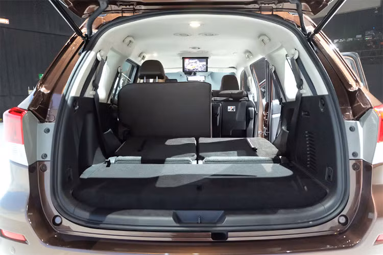 Chưa hết, Terra mới tại Thái Lan còn được trang bị khóa vi sai chống trượt, kính chắn gió cách âm. Trang bị an toàn với 6 túi khí, hệ thống chống bó cứng phanh ABS, EBD, trợ lực phanh, kiểm soát hành trình, hỗ trợ khởi hành ngang dốc... Riêng bản VL có camera 360 độ phát hiện vật thể di động, cảnh báo chuyển làn đường và phát hiện điểm mù. 