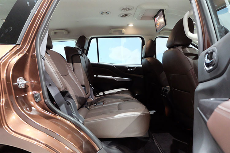 Theo hãng xe ôtô Nissan, Terra 2018 có không gian nội thất rộng nhất phân khúc với hàng ghế sau có thể gập phẳng xuống sàn. Ở những bản trang bị cao cấp, xe sẽ có nội thất bọc da, ghế lái chỉnh điện 8 hướng, điều hòa tự động 2 vùng và hệ thống thông tin giải trí hỗ trợ kết nối Apple CarPlay.