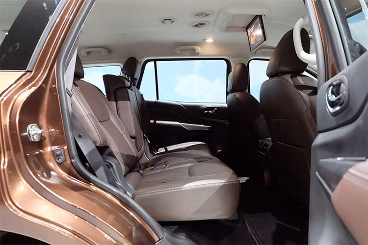 Theo hãng xe ôtô Nissan, Terra 2018 có không gian nội thất rộng nhất phân khúc với hàng ghế sau có thể gập phẳng xuống sàn. Ở những bản trang bị cao cấp, xe sẽ có nội thất bọc da, ghế lái chỉnh điện 8 hướng, điều hòa tự động 2 vùng và hệ thống thông tin giải trí hỗ trợ kết nối Apple CarPlay.