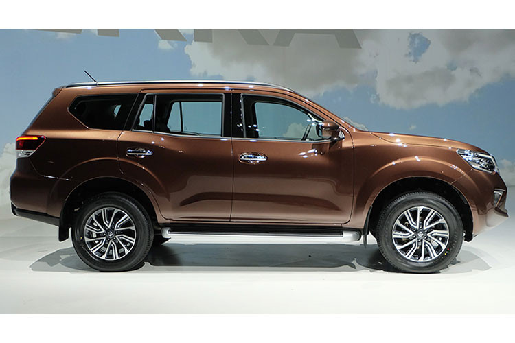 Là mẫu SUV 7 chỗ được phát triển dựa trên cơ sở gầm bệ của xe bán tải Navara quen thuộc, Nissan Terra mới sở hữu chiều dài tổng thể 4.882 mm, rộng 1.850 mm, cao 1.835 mm và chiều dài cơ sở 2.850 mm. Thêm vào đó là góc tiếp cận 32,3 độ và góc thoát 26,6 độ và có khoảng sáng gầm 225 mm được cho là tốt nhất phân khúc.