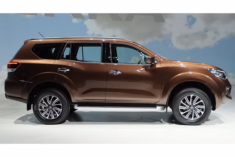 Là mẫu SUV 7 chỗ được phát triển dựa trên cơ sở gầm bệ của xe bán tải Navara quen thuộc, Nissan Terra mới sở hữu chiều dài tổng thể 4.882 mm, rộng 1.850 mm, cao 1.835 mm và chiều dài cơ sở 2.850 mm. Thêm vào đó là góc tiếp cận 32,3 độ và góc thoát 26,6 độ và có khoảng sáng gầm 225 mm được cho là tốt nhất phân khúc.