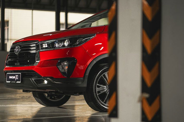 Ở phía sau, đèn hậu hình chữ L đi kèm với các đường viền tối màu để tạo điểm nhấn. Được biết, phần trang trí cốp sau nối với đèn hậu hiện có màu đen còn nắp gương cửa trên Toyota Innova 2.0G và 2.0X giờ có viền mạ crôm và tích hợp đèn báo rẽ.