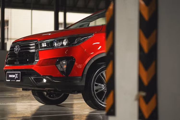 Ở phía sau, đèn hậu hình chữ L đi kèm với các đường viền tối màu để tạo điểm nhấn. Được biết, phần trang trí cốp sau nối với đèn hậu hiện có màu đen còn nắp gương cửa trên Toyota Innova 2.0G và 2.0X giờ có viền mạ crôm và tích hợp đèn báo rẽ.