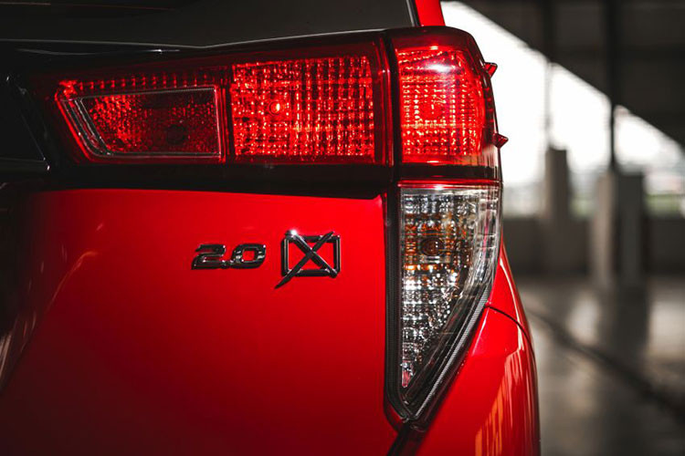 Toyota Innova 2.0X 2021 mới được trang bị lazăng hợp kim 17 inch mới và lốp xe 215/55 trong khi Innova 2.0G và 2.0E đi kèm lazăng 16 inch và lốp 205/65.