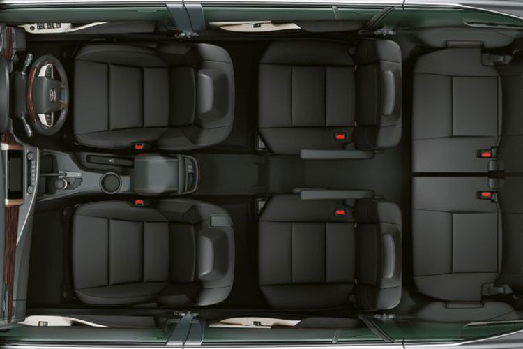 Riêng biến thể 2.0X của Toyota Innova 2021 facelift bổ sung thêm ghế bọc da màu đen, ghế lái chỉnh điện 8 hướng, đèn gầm nội thất LED cũng như trang trí nâng cao trên cửa và bảng điều khiển trung tâm. Các cổng USB trên Innova cũng đã được tỉnh chỉnh lại nên bây giờ tất cả đều có khả năng sạc nhanh. Được biết, 2 cổng USB phía trước đã được đặt lại vị trí. Trong khi đó, cổng USB bổ sung hiện có sẵn cho hàng ghế thứ 3.