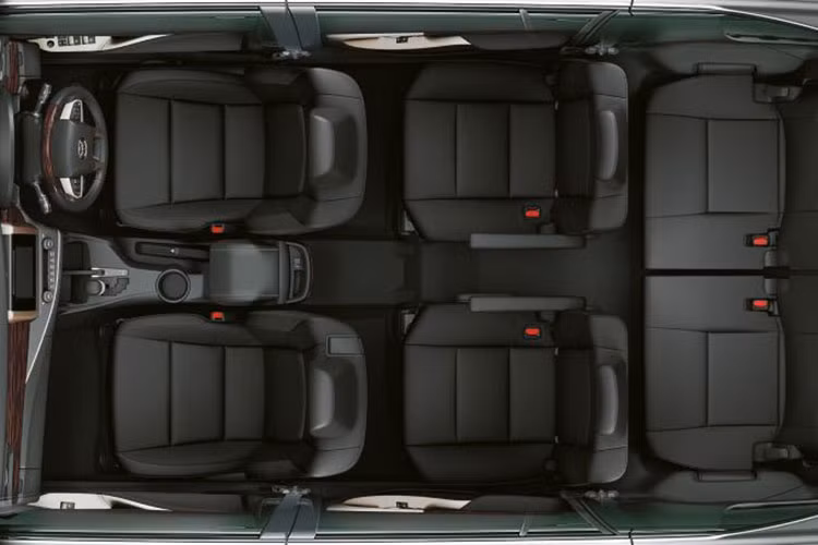 Riêng biến thể 2.0X của Toyota Innova 2021 facelift bổ sung thêm ghế bọc da màu đen, ghế lái chỉnh điện 8 hướng, đèn gầm nội thất LED cũng như trang trí nâng cao trên cửa và bảng điều khiển trung tâm. Các cổng USB trên Innova cũng đã được tỉnh chỉnh lại nên bây giờ tất cả đều có khả năng sạc nhanh. Được biết, 2 cổng USB phía trước đã được đặt lại vị trí. Trong khi đó, cổng USB bổ sung hiện có sẵn cho hàng ghế thứ 3.