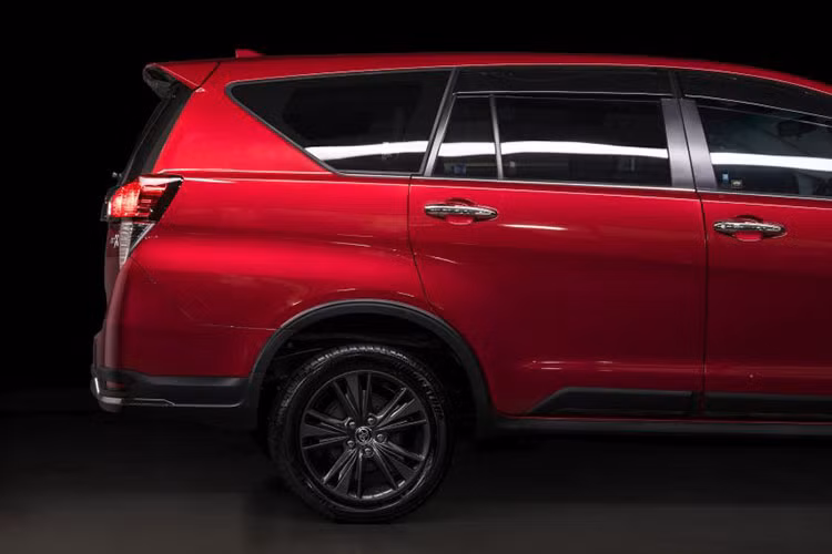 Về hệ thống truyền động, Toyota Innova 2021 facelift tiếp tục trang bị động cơ xăng 2 lít 4 xi-lanh hút khí tự nhiên. Động cơ này cung cấp công suất 137 mã lực tại vòng tua 5.600 vòng/phút và 183 Nm tại vòng tua 4.000 vòng/phút. Sức mạnh được truyền tới các bánh sau thông qua hộp số tự động 6 cấp.