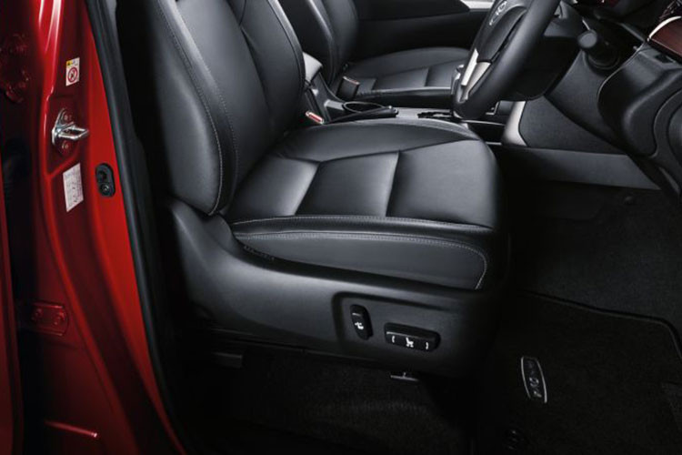 Cao cấp hơn, biến thể 2.0G bổ sung thêm bảng đồng hồ Optitron với màn hình hiển thị đa thông tin TFT 4,2 inch, trang trí gỗ/bạc và hệ thống thông tin giải trí màn hình cảm ứng 9 inch với kết nối Apple CarPlay và Android Auto. Biến thể này cũng có điều hòa tự động, mở cửa và khởi động không cần chìa khóa và vô lăng bọc da.