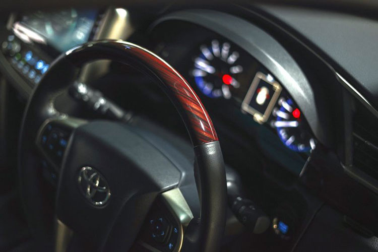 Bên trong, biến thể 2.0E của Toyota Innova 2021 facelift sở hữu ghế bọc vải màu đen, cụm đồng hồ tiêu chuẩn và khởi động bằng chìa khóa. Các yếu tố nội thất đáng chú ý khác bao gồm trang trí màu đen/bạc, điều hòa không khí thủ công, vô lăng bọc nhựa urethane cũng như hệ thống âm thanh 6 loa.