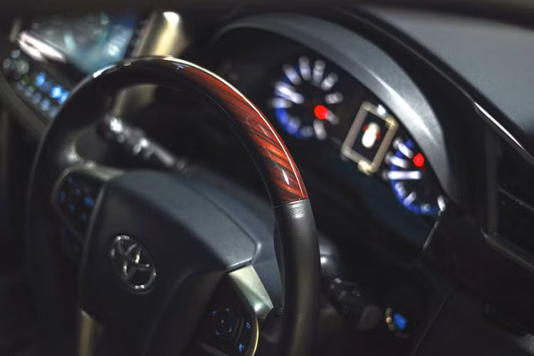 Bên trong, biến thể 2.0E của Toyota Innova 2021 facelift sở hữu ghế bọc vải màu đen, cụm đồng hồ tiêu chuẩn và khởi động bằng chìa khóa. Các yếu tố nội thất đáng chú ý khác bao gồm trang trí màu đen/bạc, điều hòa không khí thủ công, vô lăng bọc nhựa urethane cũng như hệ thống âm thanh 6 loa.