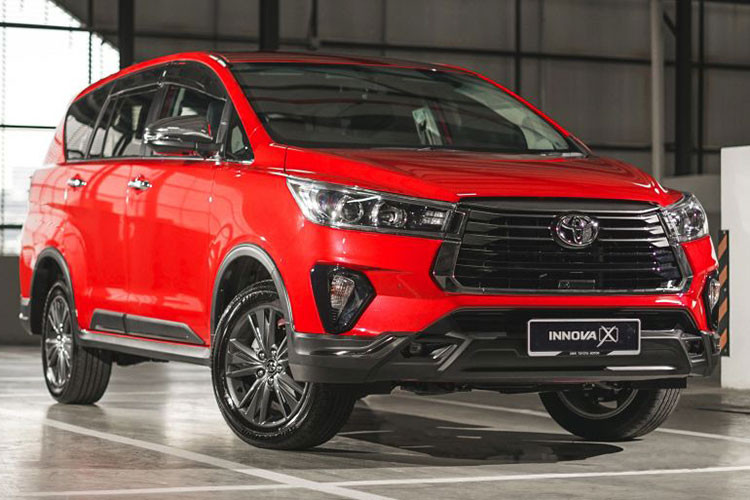 Bên cạnh Toyota Fortuner bản cập nhật, hãng xe Nhật Bản cũng vừa ra mắt Toyota Innova 2021 facelift mới tại Malaysia. Những thay đổi về ngoại thất của xe bao gồm cản mới và lưới tản nhiệt hình thang với chủ đề crôm và màu đen cũng như đèn pha mới trông sắc nét hơn. Biến thể 2.0G và 2.0E sử dụng đèn pha halogen tự động với đèn ban ngày LED.