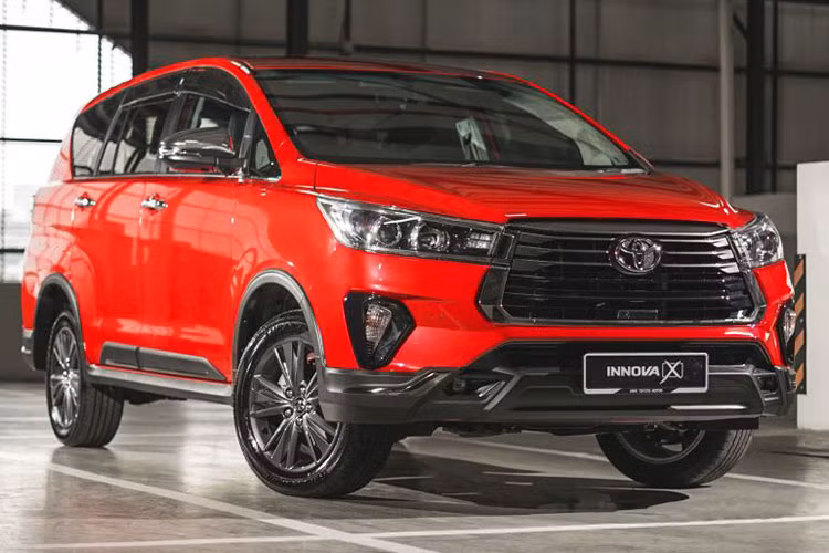 Bên cạnh Toyota Fortuner bản cập nhật, hãng xe Nhật Bản cũng vừa ra mắt Toyota Innova 2021 facelift mới tại Malaysia. Những thay đổi về ngoại thất của xe bao gồm cản mới và lưới tản nhiệt hình thang với chủ đề crôm và màu đen cũng như đèn pha mới trông sắc nét hơn. Biến thể 2.0G và 2.0E sử dụng đèn pha halogen tự động với đèn ban ngày LED.