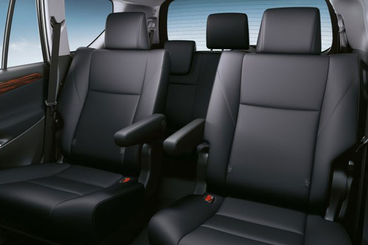 Về mặt an toàn, tất cả các biến thể Innova đều được trang bị 7 túi khí, VSC, kiểm soát độ bám đường, ABS với EBD và hỗ trợ phanh, hỗ trợ khởi hành ngang dốc và cảm biến đỗ xe trước/sau. Riêng biến thể 2.0G và 2.0X đi kèm màn hình điểm mù và cảnh báo xe cắt ngang phía sau. Tuy nhiên, cần lưu ý rằng Innova không có phanh khẩn cấp tự động (AEB).